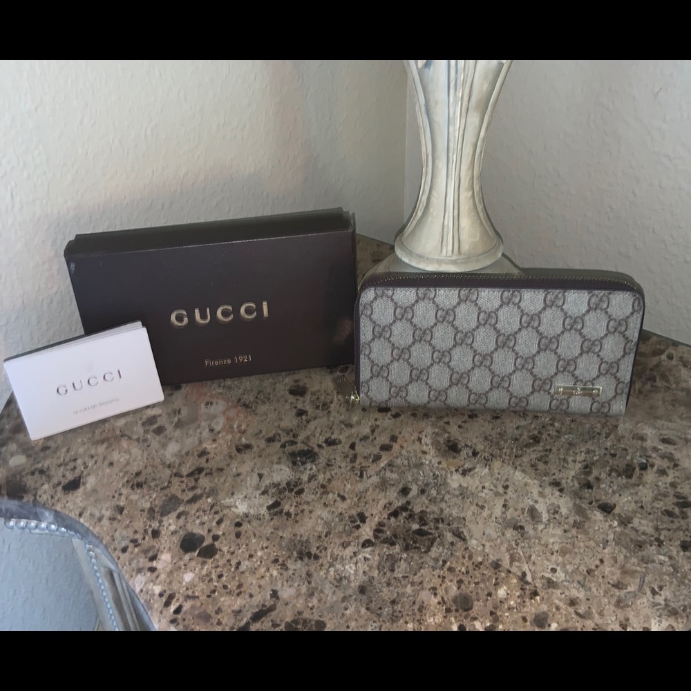 classic Gucci zippy wallet